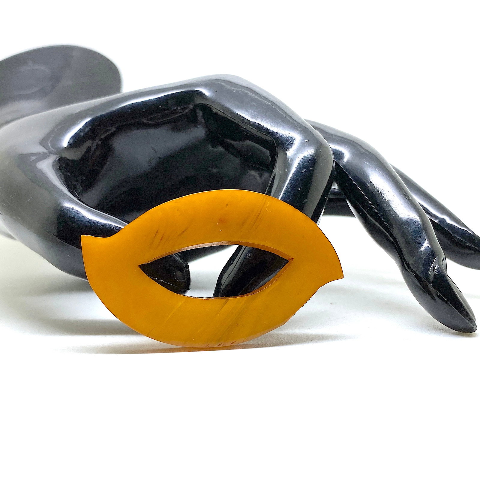 Phenomenal Vintage Amber Brooch: Title: Phenomenal Vintage Amber Brooch Metal: None Gemstone: Amber Weight: 4.9 g Size: Size: 50.0 x 30.0 x 9.0 mm Size: 1.969 x 1.181 x 0.354 inches Made of: (Reconstituted Amber or Whole Stone): Reco