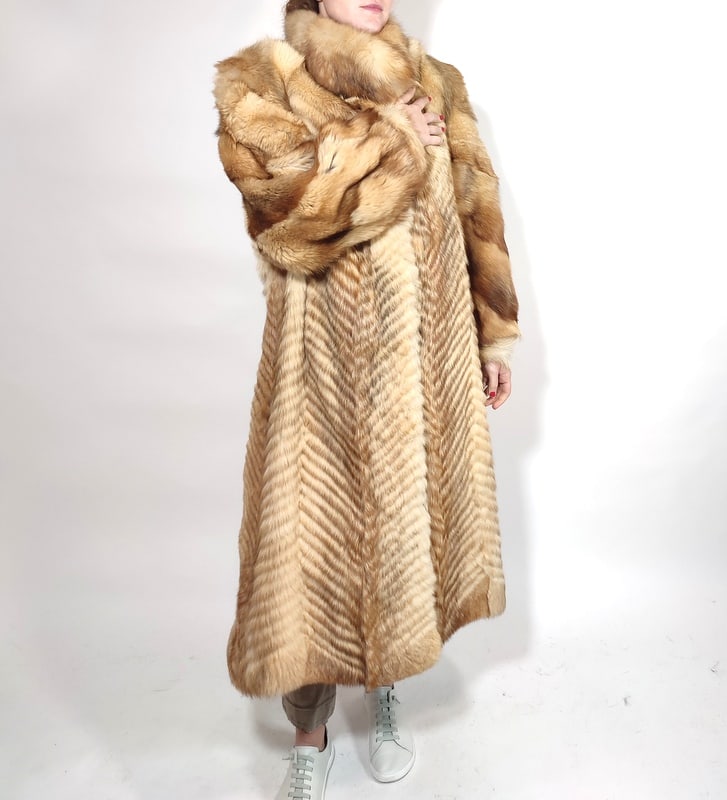 FOX FUR COAT EU: L; US: 16: Title: FOX FUR COAT EU: L; US: 16 Dimensions: Aproximate size- EU: L; US: 16 : Important details: Length: 130cm/in -Shoulders width:52cm/20.47in -Sleeve Length:62cm/24.41in -Bust size ( pit to pit x2 