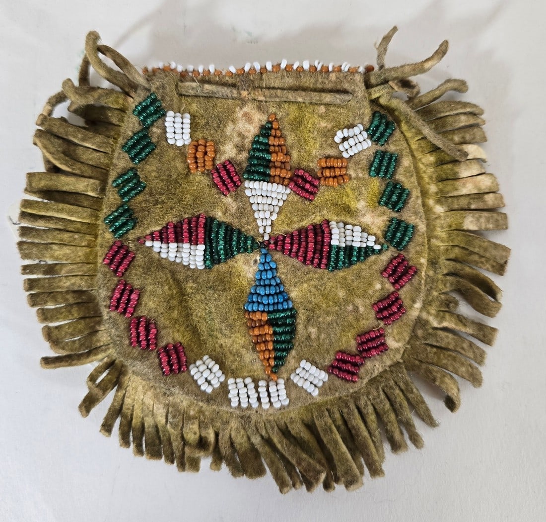 Apache beadwork pouch (1 of 4)