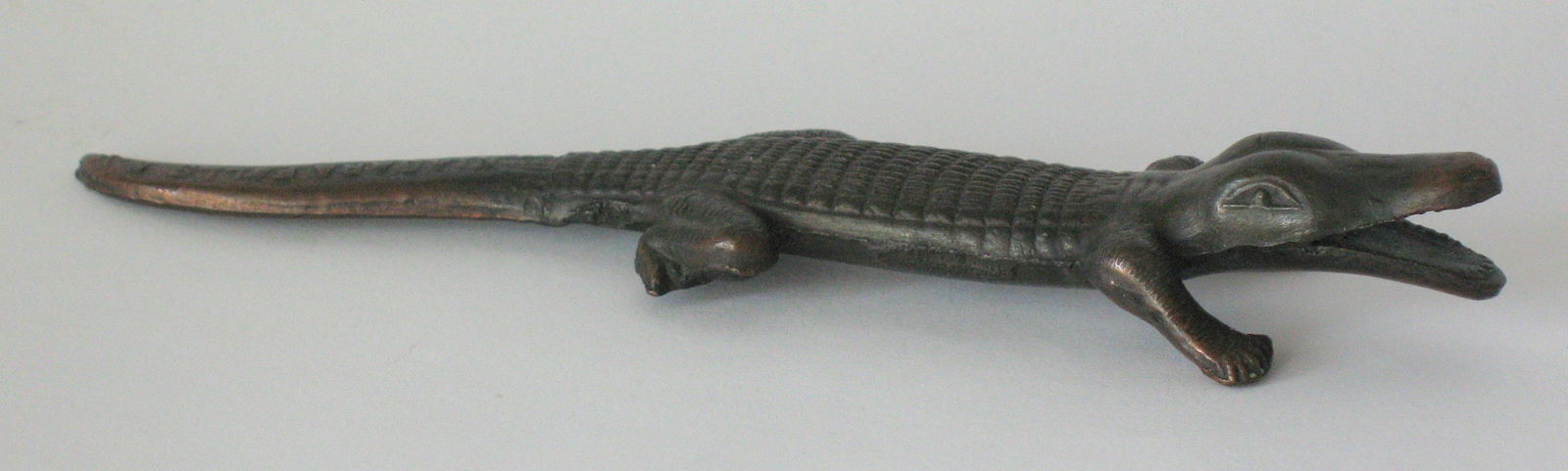 Antique cast brass alligator paper weight Niagara Falls (1 of 2)