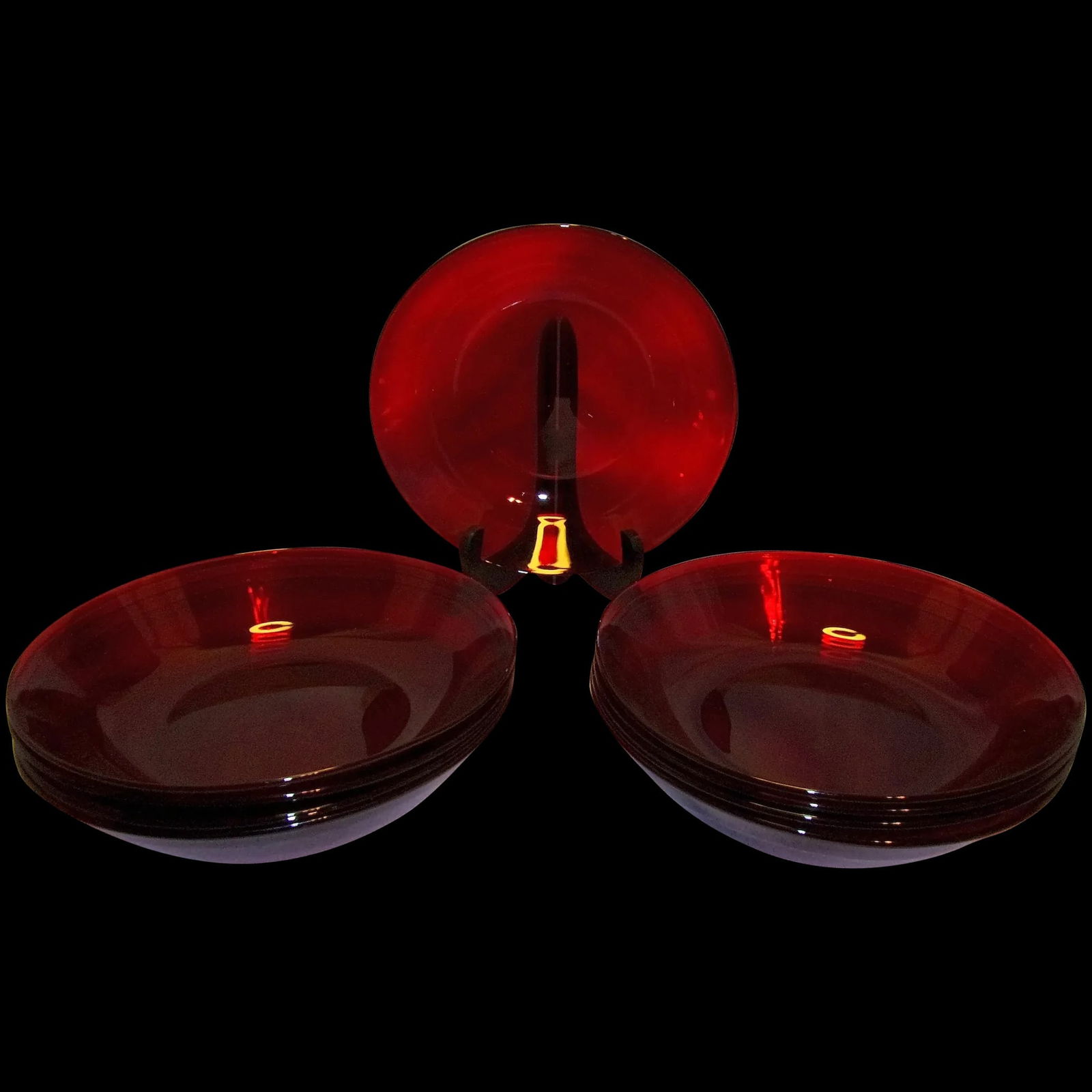 Vintage ARCOROC 3 France Ruby Red Glass Classique Coupe Salad Bowl 8 1/8" (1 of 8)