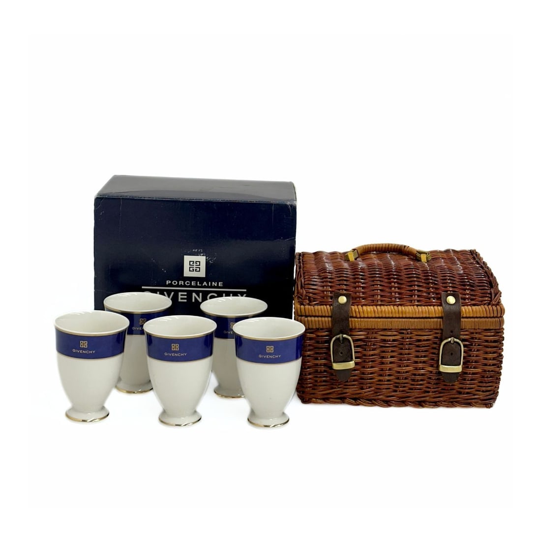 GIVENCHY Set of 5 picnic glasses with basket: Title: GIVENCHY Set of 5 picnic glasses with basket Materials: Porcelain / Wicker Dimensions: GLASS DIMENSIONS: L: 10 cm - H: 7 cm Description: (5910A66). Givenchy Set of 5 picnic glasses with basket.