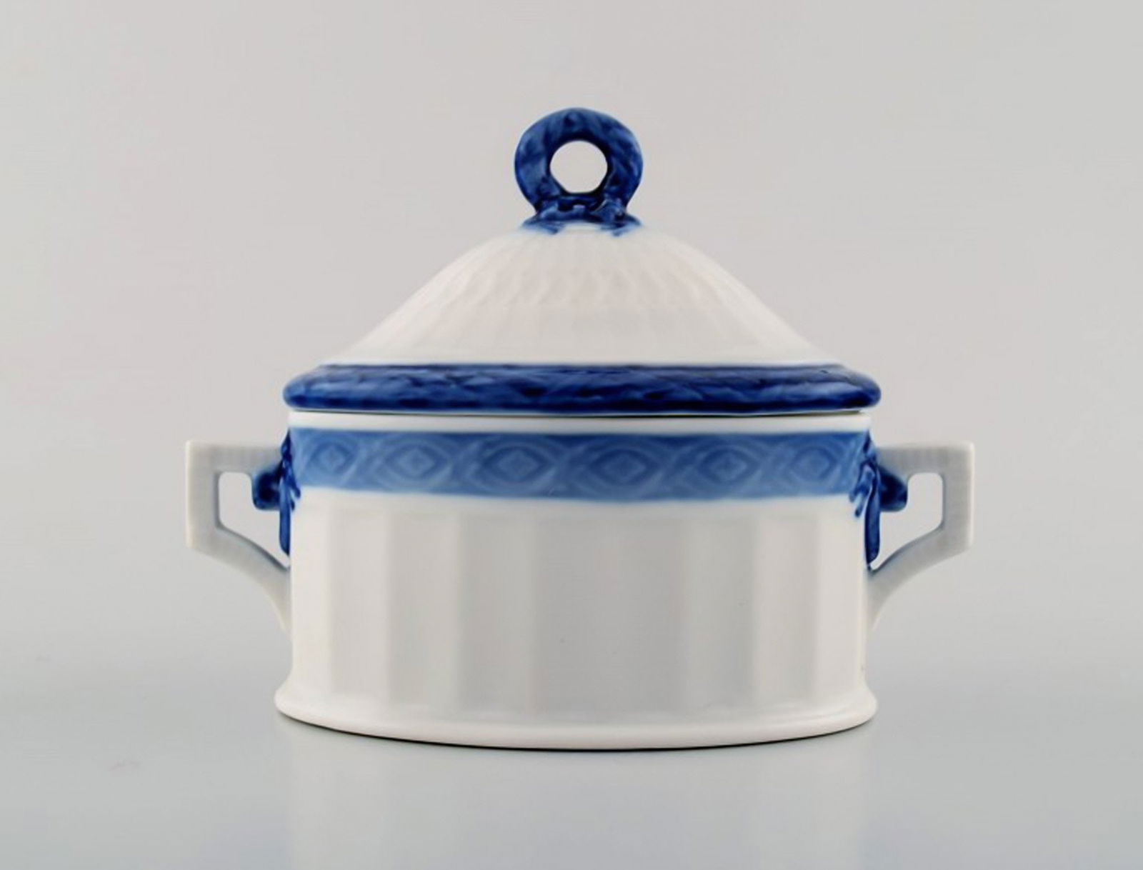 Royal Copenhagen Blue Fan, Sugar Bowl.: Royal Copenhagen Blue Fan, Sugar Bowl. Designed by Arnold Krog in 1909. Decoration Number 1212/11561. Measures: 12.8 cm x 10 cm. In Perfect condition, 1st factory quality. Reserve: $60.00 Shipping: Do
