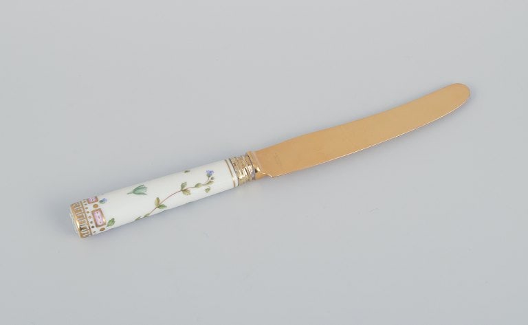 Royal Copenhagen Flora Danica/Georg Jensen. Dinner knife, hand-painted with Flora Danica motif. (1 of 9)