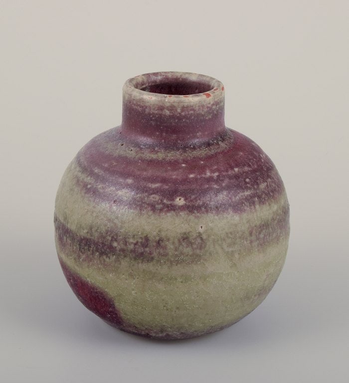 Mobach, Netherlands, unique vase in glazed ceramic. Glaze in green and reddish tones.: Mobach, Netherlands, unique vase in glazed ceramic. Glaze in green and reddish tones. 1960s/70s. In excellent condition with natural crazing. Marked. Dimensions: D 8.5 cm x H 10.0 cm. Reserve: $140.00