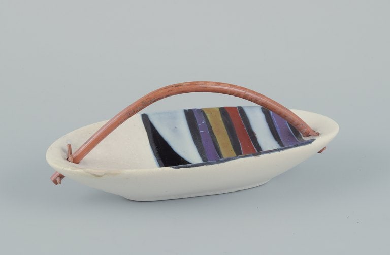 Roger Capron (1922-2006), French ceramist for Vallauris. Modernist ceramic bowl with a bamboo: Roger Capron (1922-2006), French ceramist for Vallauris. Modernist ceramic bowl with a bamboo handle. Abstract design. Hand-painted. Approximately from the 1960s. Signed. In excellent condition. Dimen