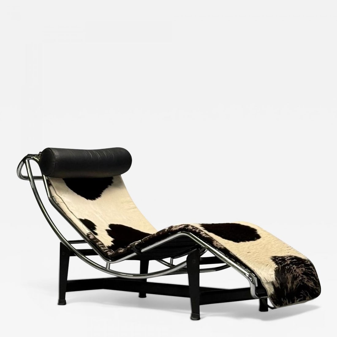 Le Corbusier Style, Mid-Century Modern, Chaise Lounge, Cowhide, Metal, 20th C.: Le Corbusier Style, Mid-Century Modern, LC4 Chaise Lounge, Cowhide, Metal, 20th C. Chaise lounge styled after Le Corbusier's iconic LC4 in natural cowhide, black leather, and metal. Missing hide in a