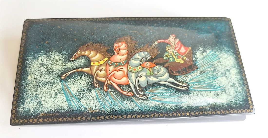 RUSSIAN MSTERA LACQUER BOX HAND PAINTED VINTAGE TROYKA (1 of 2)