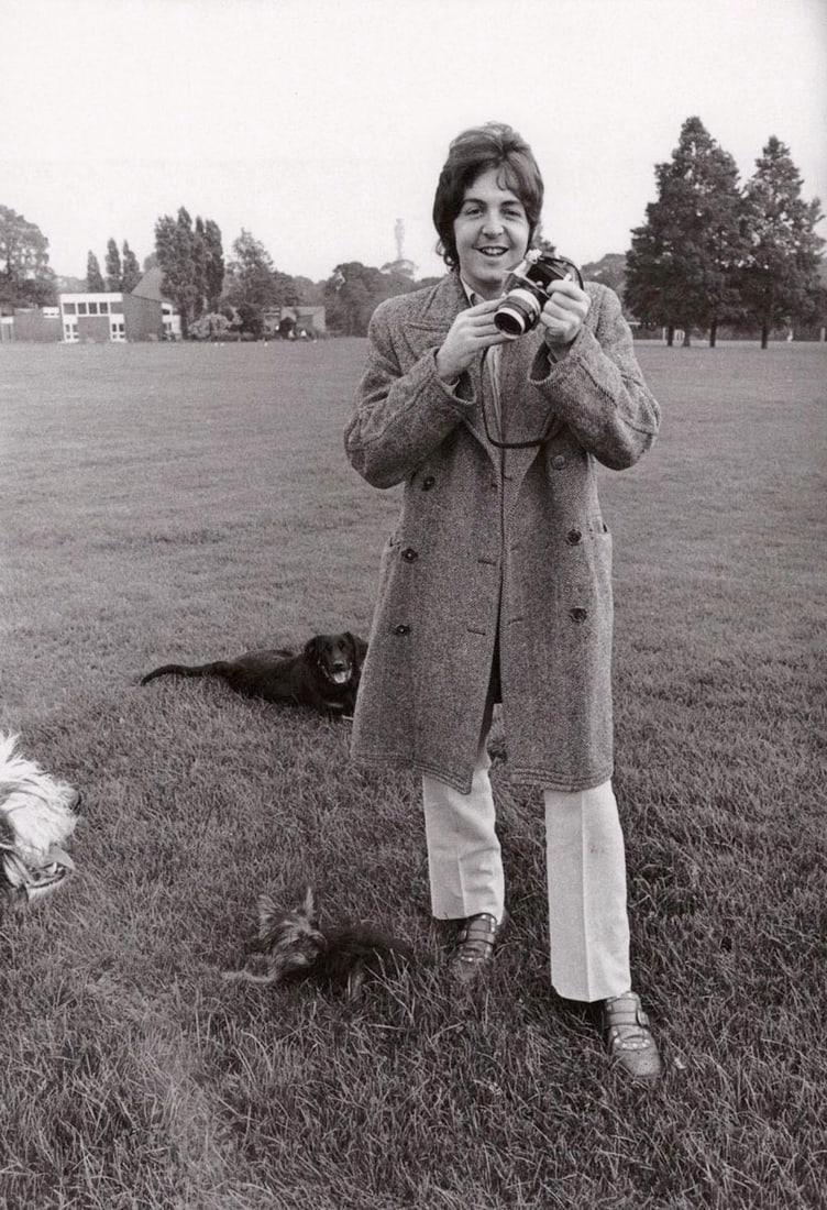 LINDA MCCARTNEY - Paul McCartney with Dogs (1 of 1)