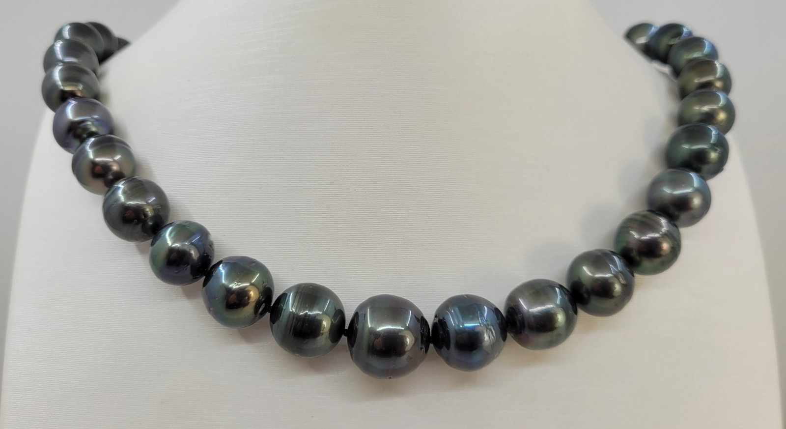 Necklace Big Size - ALGT Certified 11.0x14.6mm Black Tahitian Pearls: Title: Necklace Big Size - ALGT Certified 11.0x14.6mm Black Tahitian Pearls Description: ALGT Pearl Certificate included. ALGT Report # 95003840 A luxury pearl necklace, made with lustrous peacock bla