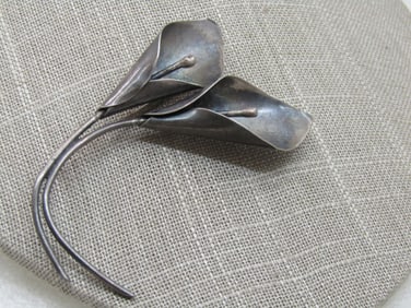 Vintage Stuart Nye Calla Lilies Brooch, 3", Double Stem