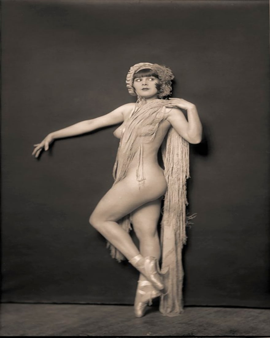 KIKI ROBERTS, BY ALFRED CHENEY JOHNSTON: Title: KIKI ROBERTS, BY ALFRED CHENEY JOHNSTON Artist/Source: ALFRED CHENEY JOHNSTON Dimensions: 8X10/10X8 ACCORDINGLY Original Date: UNKNOWN Description: || UNITED STATES SHIPPING ONLY! || This lot i