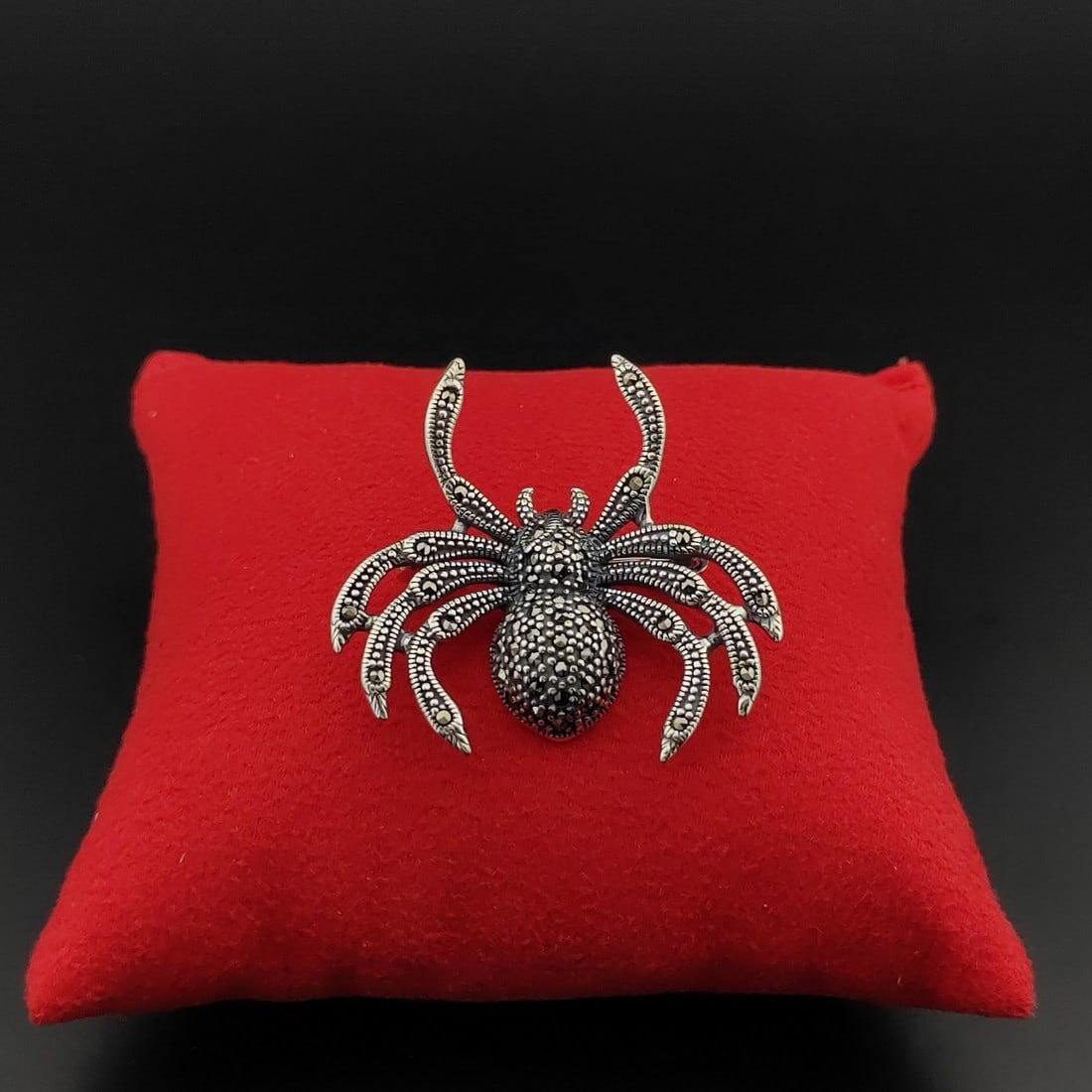 925 Silver Spider Brooch Ornated With Marcasite: Title: 925 Silver Spider Brooch Ornated With Marcasite Description: 925 Silver Spider Brooch Ornated With Marcasite -Condition:New Weight:9.9g Size:1.57x1.49 inch (40x38mm) With Gift Box. Express Ship