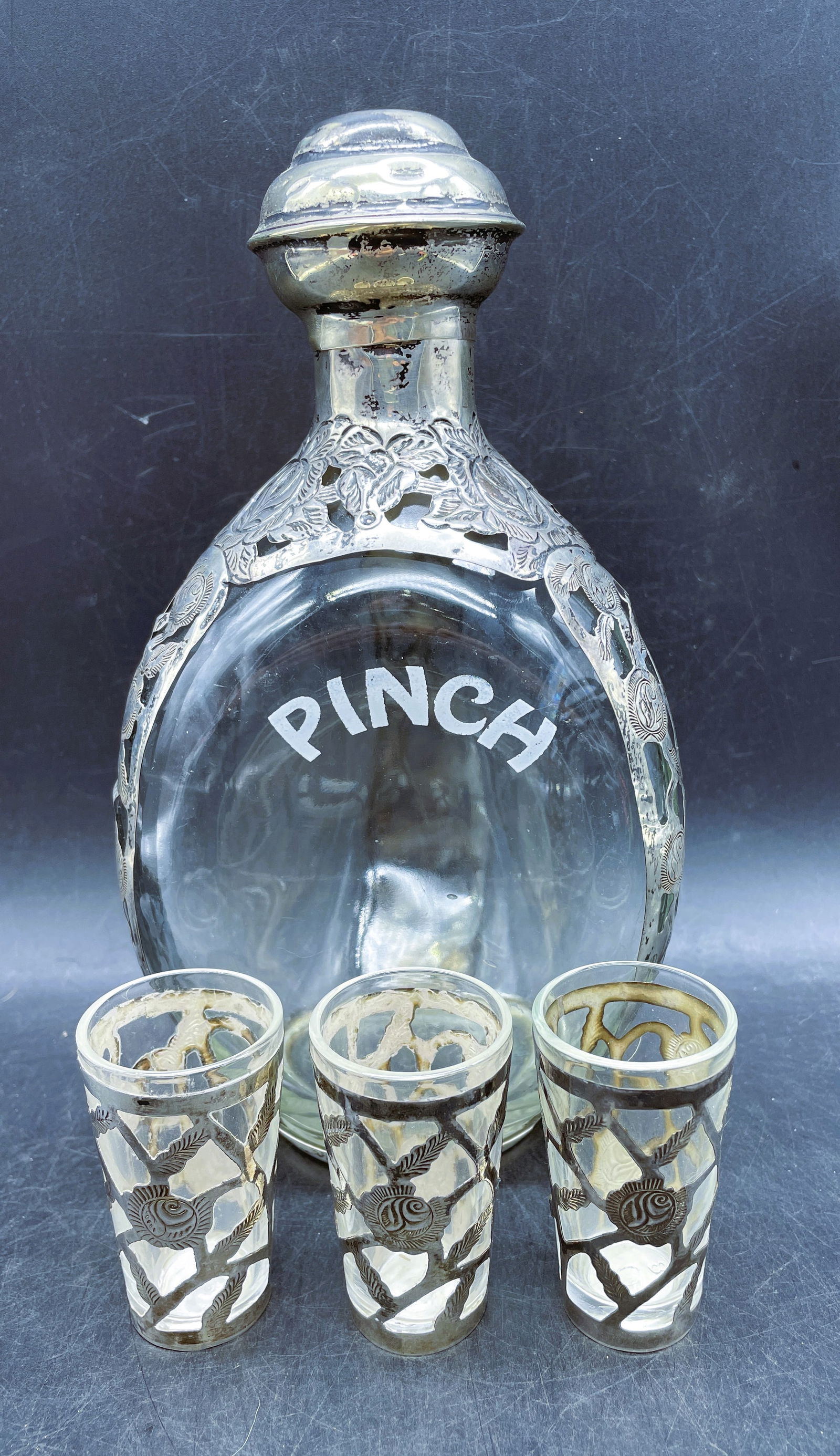 VINTAGE HAIG'S .925 STERLING SILVER OVERLAY PINCH BOTTLE & 3 Cups (1 of 8)