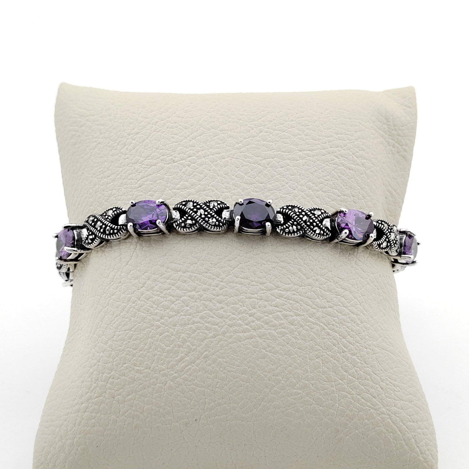 925 Sterling Silver Ladies Bracelet Ornated with Purple Zircons and Marcasite: Title:925 Sterling Silver Ladies Bracelet Ornated with Purple Zircons and Marcasite Description:925 Sterling Silver Ladies Bracelet Ornated with Purple Zircons and Marcasite -Condition:New Weight:20.6