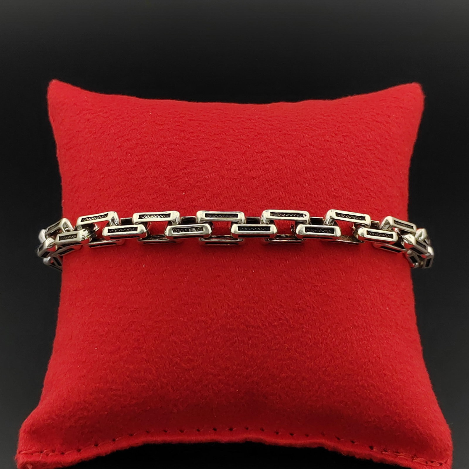 925 Sterling Silver Men's Bracelet: Title:925 Sterling Silver Men's Bracelet Description:925 Sterling Silver Men's Bracelet -Condition:New Weight:28.5g -Size:8.66 in(22cm) Link Width:0.28 inch (7.2mm) With Gift Box. Express Shipping.Car