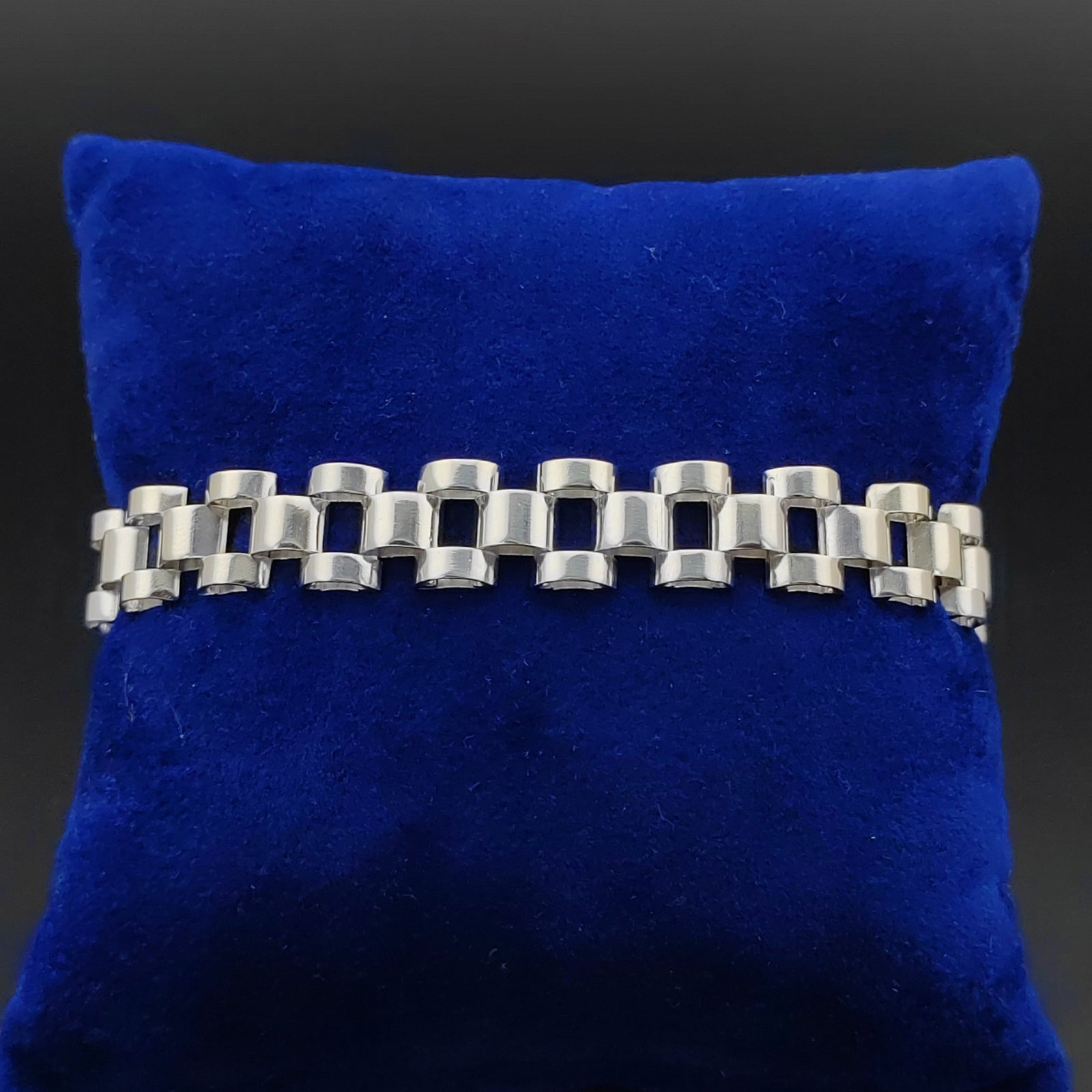 925 Sterling Silver Men's Bracelet: Title:925 Sterling Silver Men's Bracelet Description:925 Sterling Silver Men's Bracelet -Condition:New Weight:13.7g -Size:7.48 inch(19cm) Link Width:0.38 inch (9.8mm) With Gift Box. Express Shipping.C