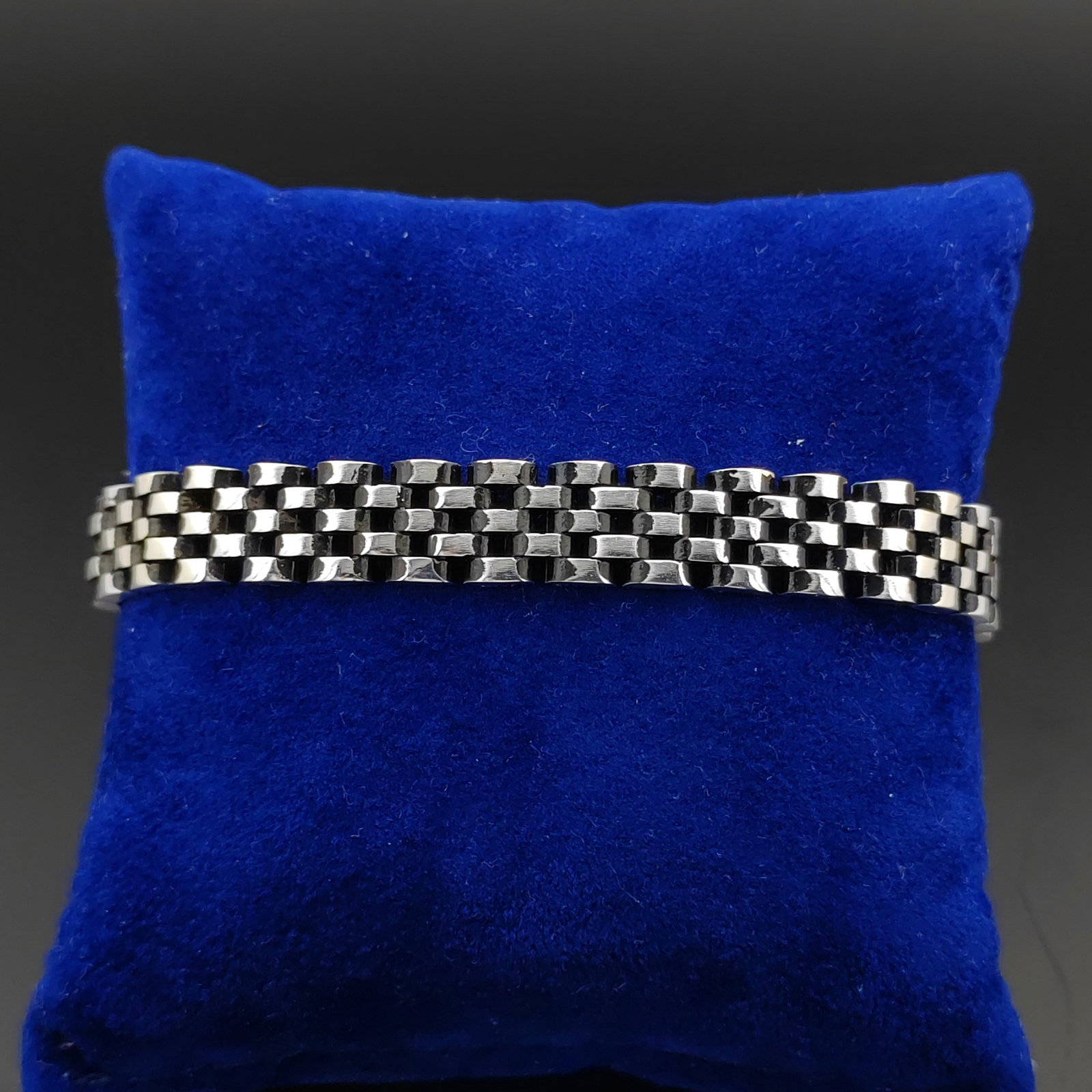 925 Sterling Silver Men's Bracelet: Title:925 Sterling Silver Men's Bracelet Description:925 Sterling Silver Men's Bracelet. -Condition:New Weight:31g -Size:8.07 in (20.5cm) Link Width:0.39 inch (10mm) With Gift Box. Express Shipping.Ca