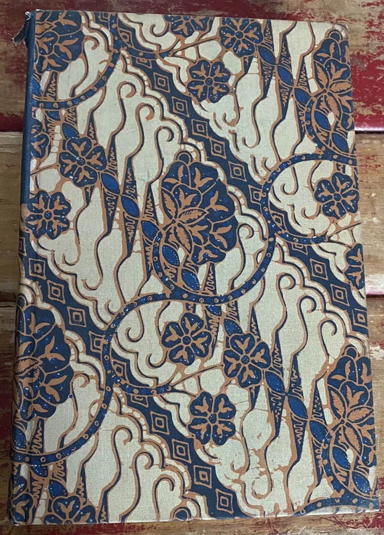Agnes Newton Keith LAND BELOW THE WIND HC 1st/5th Illustrated Very Good 1939: Agnes Newton Keith LAND BELOW THE WIND HC 1st/5th Illustrated Very Good. 1939 Decorated cloth boards, title to spine. Tight binding. No missing, loose or torn pages Tears to upper spine end. Former ow