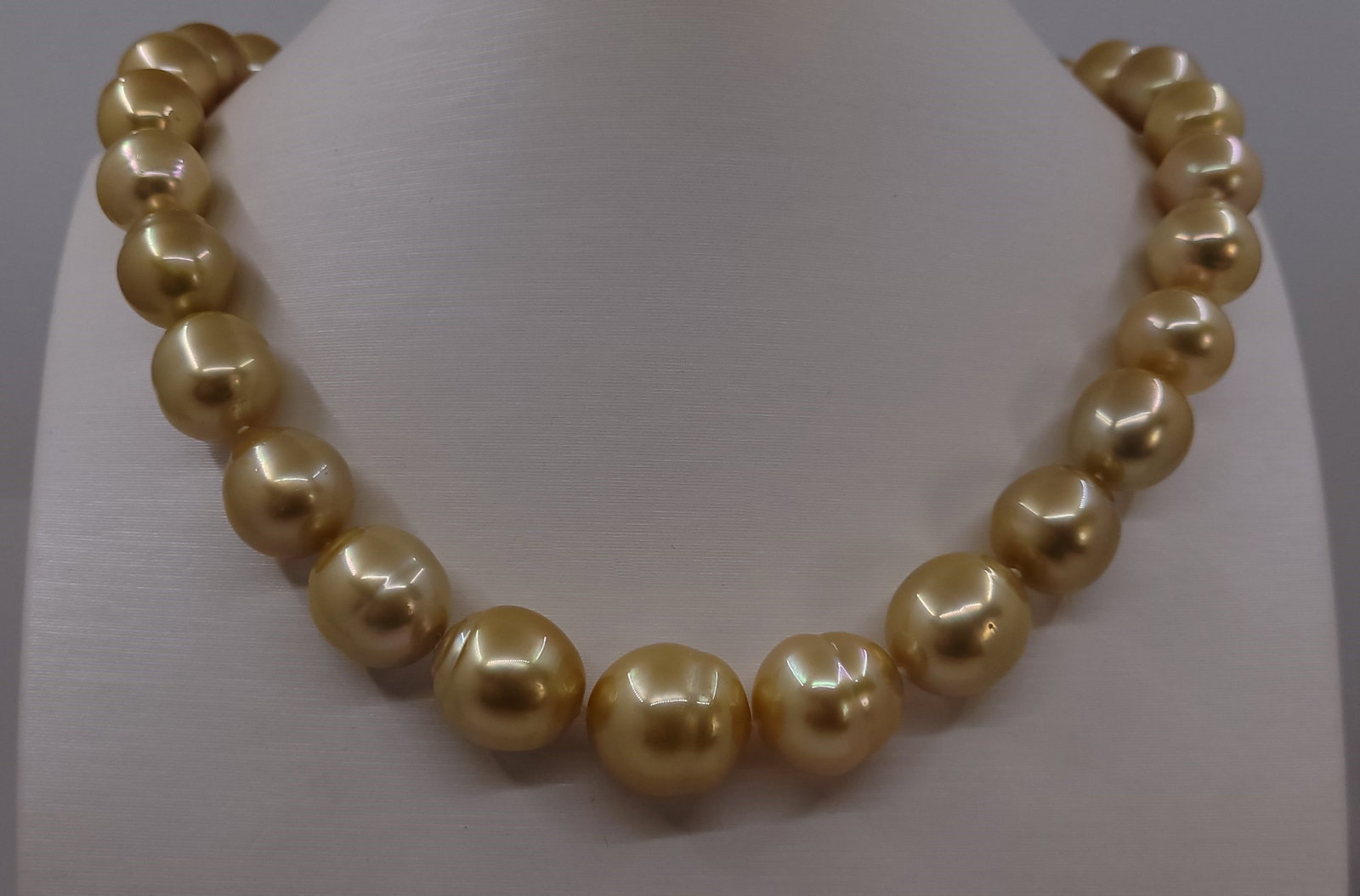 Necklace PSL Certified Australian South Sea Pearls - Huge Size - 12.0x15.5mm: Title: Necklace PSL Certified Australian South Sea Pearls - Huge Size - 12.0x15.5mm Description: This necklace is in the category of the strongest Teri according to the tested results and the P.S.L cr