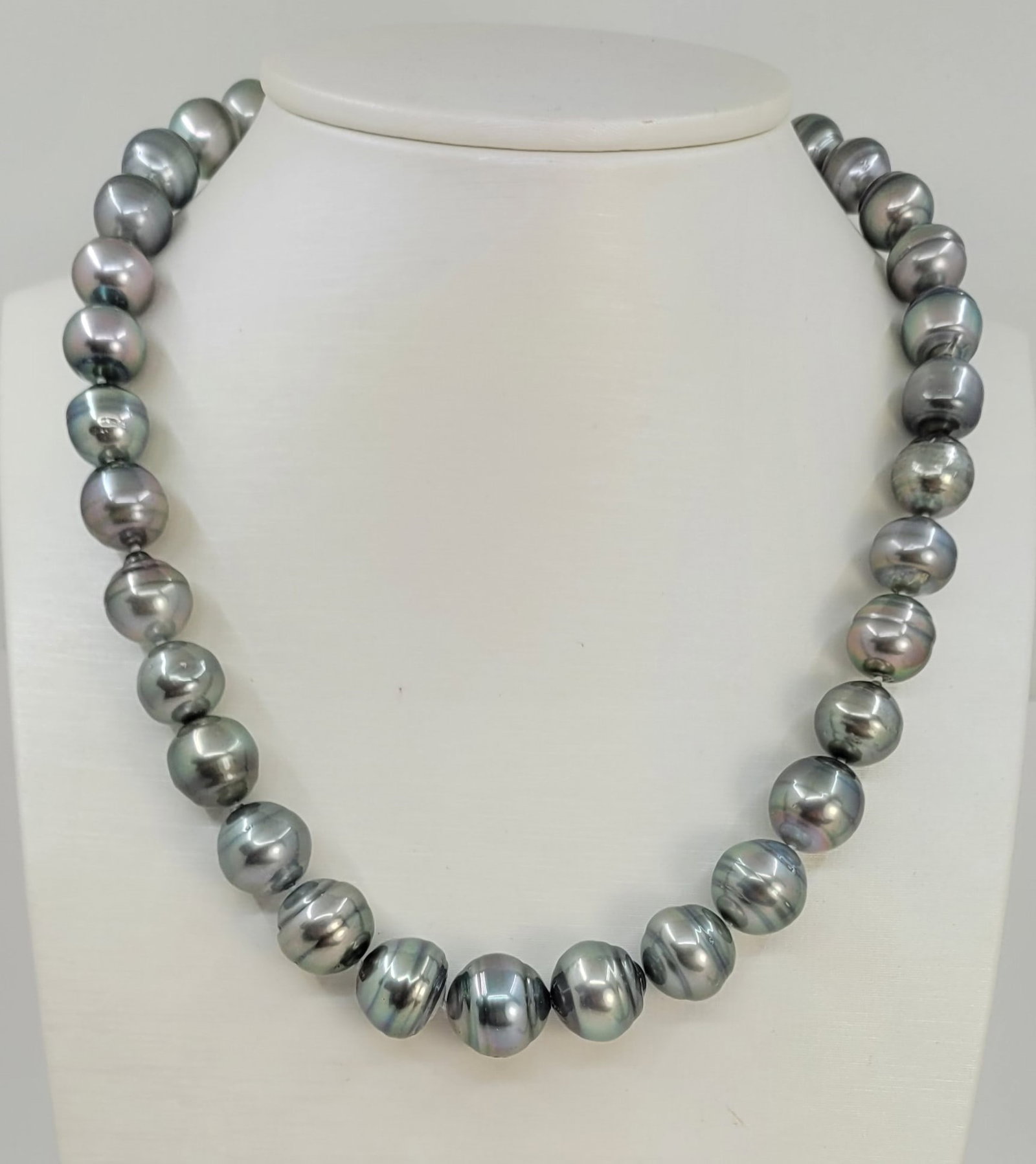 Necklace Huge Size - 11x14,6mm Dove Grey Green Tahitian Pearls: Title: Necklace Huge Size - 11x14,6mm Dove Grey Green Tahitian Pearls Description: A luxury pearl necklace, made with big baroque Tahitian pearls, and completed with a secure and elegant silver clasp.