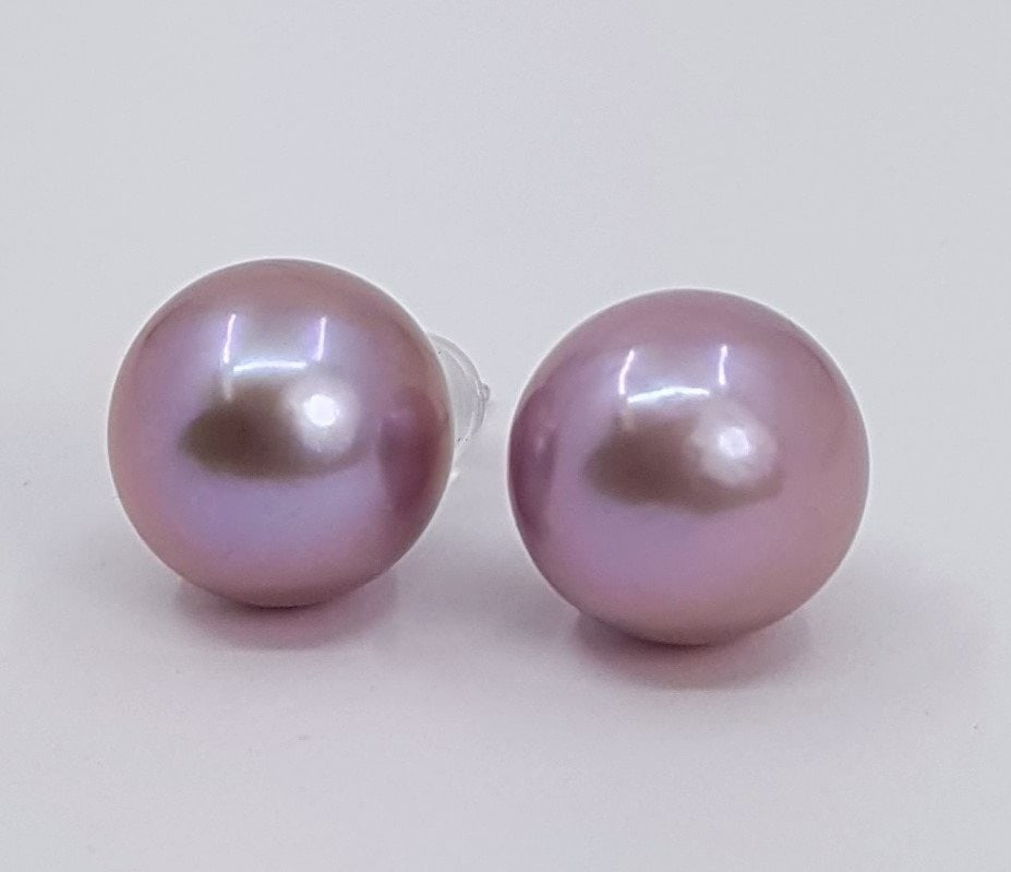 Earrings - 14 kt. White gold - 11x12mm Edison Pearls: Title: Earrings - 14 kt. White gold - 11x12mm Edison Pearls Description: A pair of luxurious purple Edison pearl stud earrings, a perfect piece of jewellery for everyday wear or elegant evening wear. 