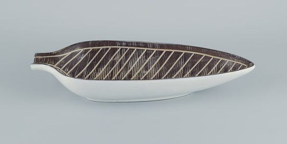 Mari Simmulson for Upasala-Ekeby, "Nigeria" large oblong ceramic dish. Leaf-shaped design.
