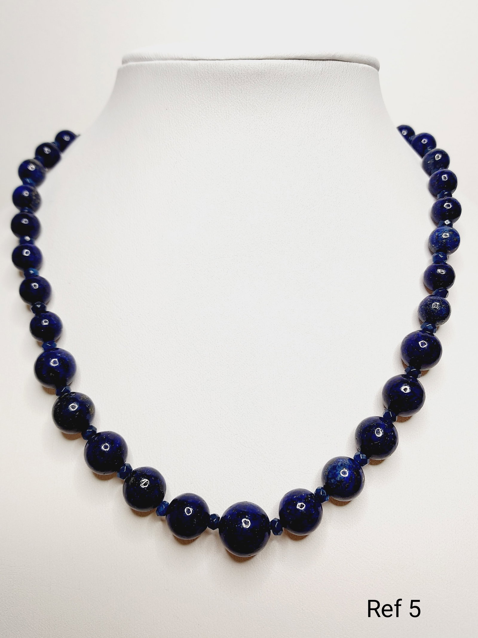 Italian necklace with lapis lazuli, sapphires and 18k yellow gold.: Title:Italian necklace with lapis lazuli, sapphires and 18k yellow gold. Description:Elegant necklace made with ocean blue lapis lazuli. Round and smooth spheres with a diameter of 6 to 12 mm. 4x2.5 m