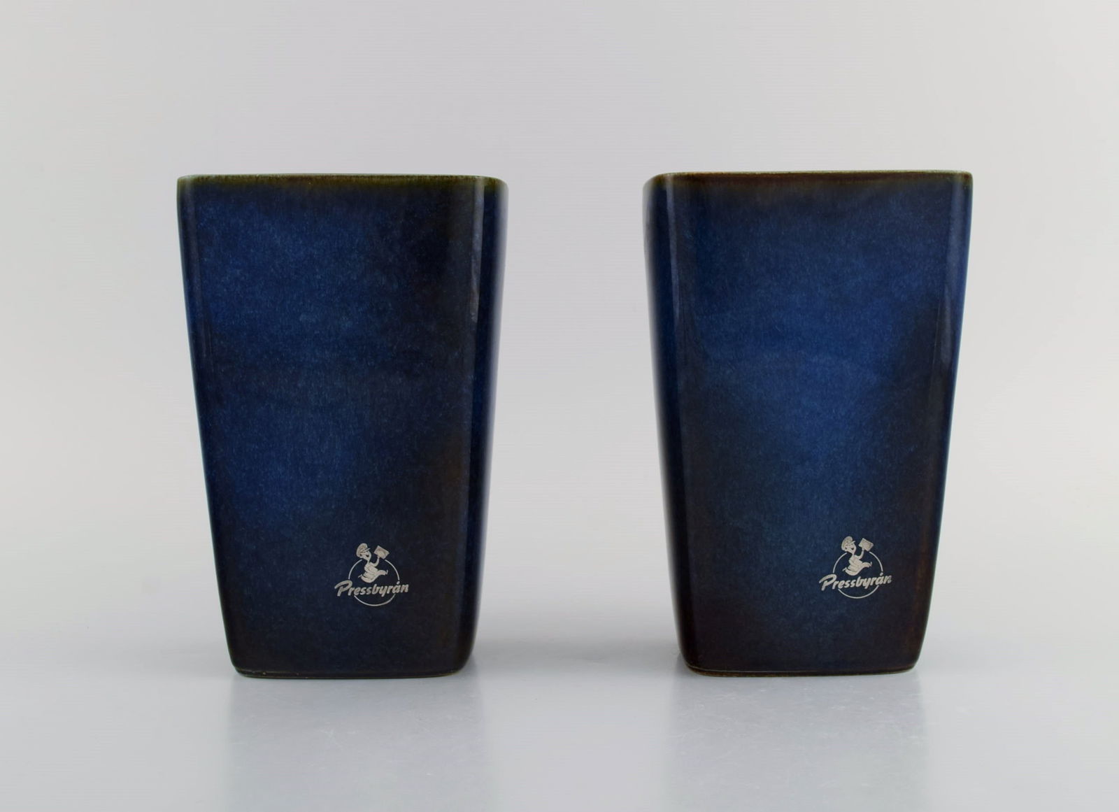 Sven Jonson (1919-1989) Gustavsberg. Two Lagun vases in glazed stoneware. Beautiful glaze in shades: Sven Jonson (1919-1989) Gustavsberg. Two Lagun vases in glazed stoneware. Beautiful glaze in shades of blue. 1970s. Measures: 17.5 x 11 x 7.5 cm. In excellent condition. Stamped. Pressbyrån logo