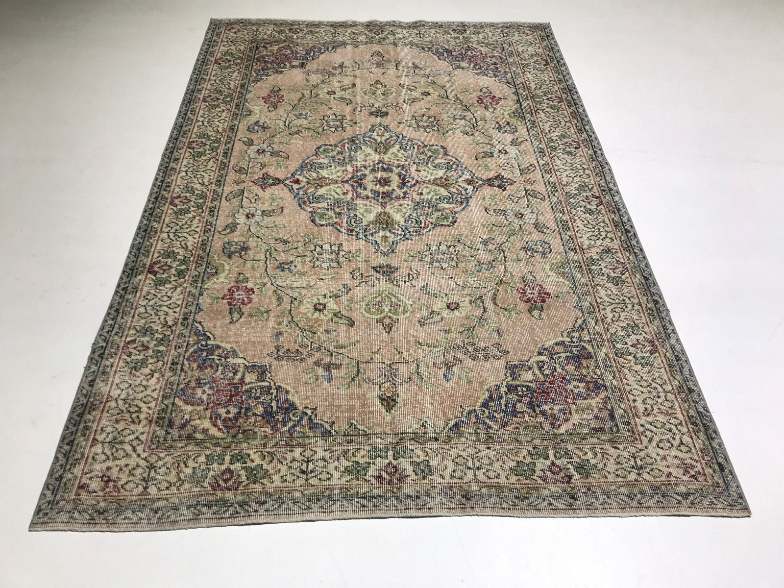 6.3x8.9 Ft, PERSIAN ANTIQUE RUG: Title: 6.3x8.9 Ft, PERSIAN ANTIQUE RUGOridign: Turkey Date/Period: 1960 - 1970 Materials: Wool And Cotton Size: Width: 6.3 feet Length: 8.9 feet Provenance: This Turkish one-of-a-kind Vintage Turkish