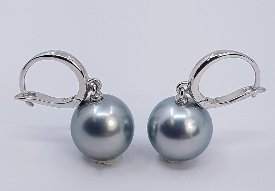 10x11mm Silvery Tahitian Pearl Drops - Earrings - 14 kt. White gold: Title: 10x11mm Silvery Tahitian Pearl Drops - Earrings - 14 kt. White gold Description: Emerging from the tropical lagoons of French Polynesia, these Tahitian pearls have been hand selected for their 
