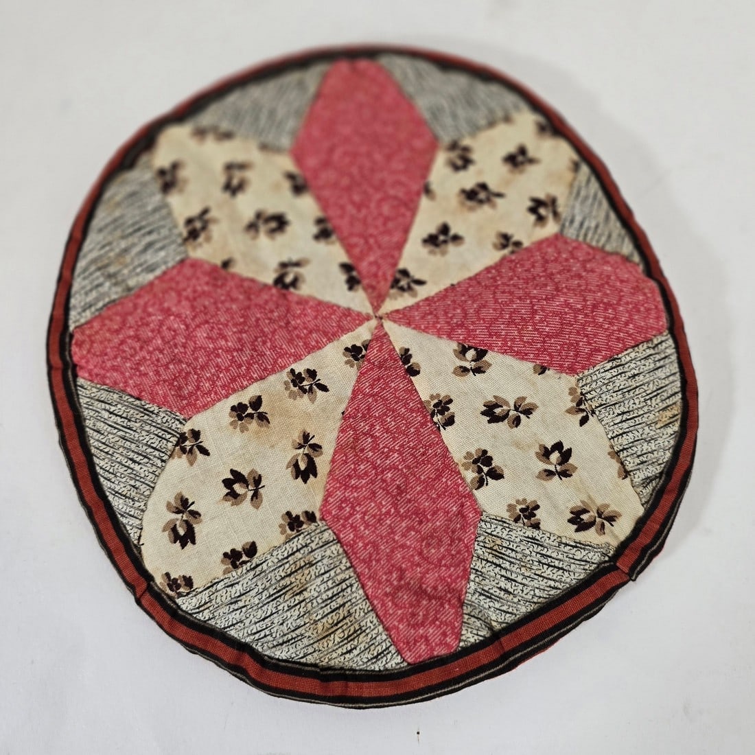 Pot holder: Title: Pot holder Dimension: 7" diameter Description: Round 19th century pieced star potholder in old calico cotton prints. Very good condition. Shipping: Domestic: Flat-rate of $10.00 to anywhere wit
