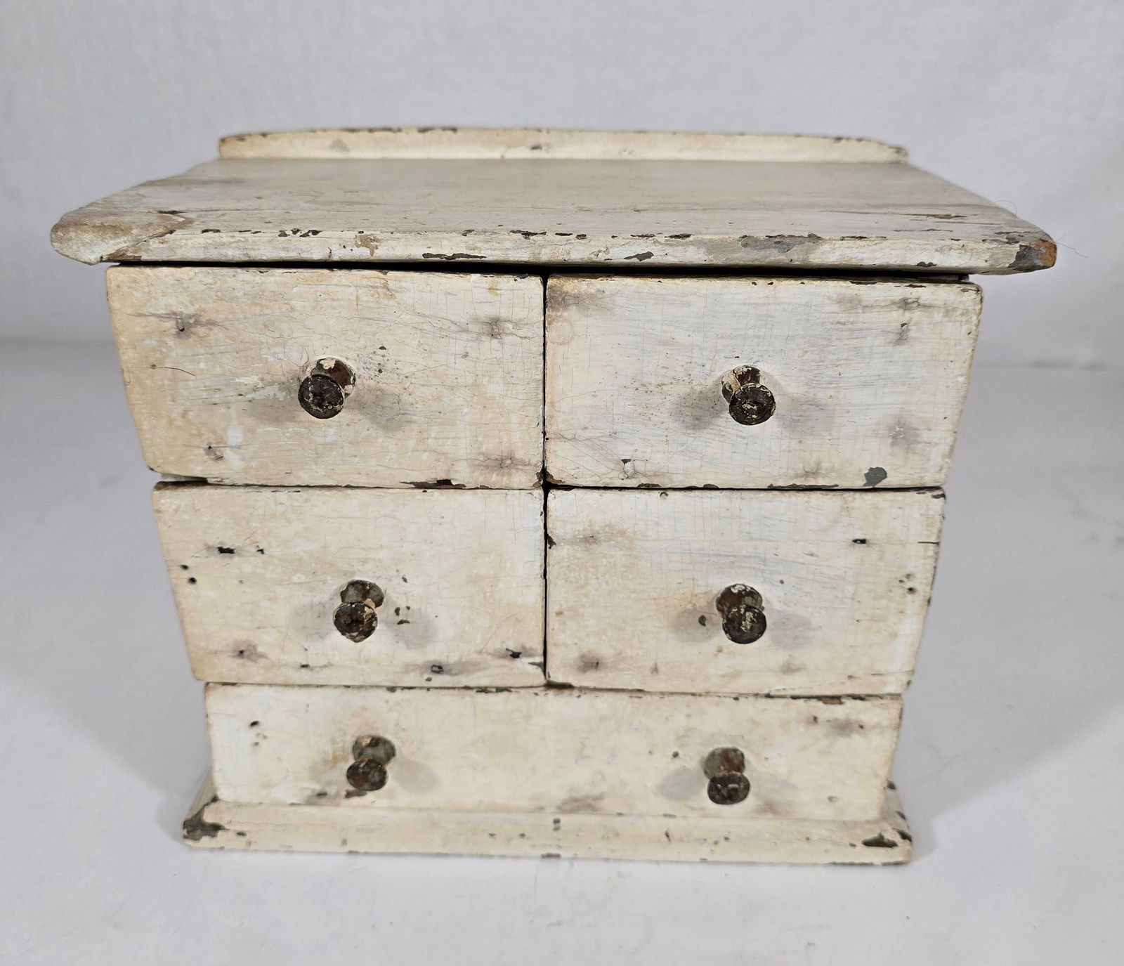 White set of drawers (1 of 7)