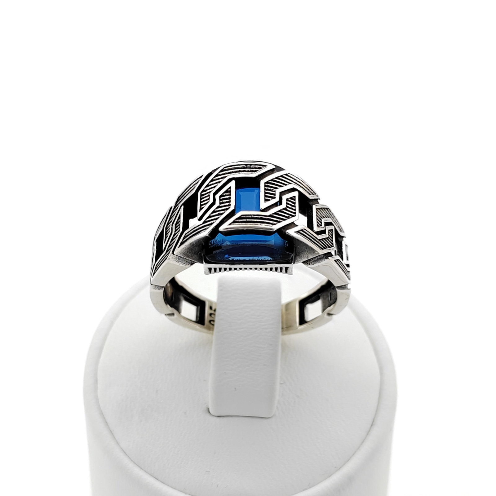 925 Silver Men's Ring with Blue Zircon: Title: 925 Silver Men's Ring with Blue Zircon Description: 925 Silver Men's Ring with Blue Zircon -Condition:New -Total Weight:6g -Size: US Size 10 (20mm) With Gift Box Express Shipping.Carrier:DHL Ex
