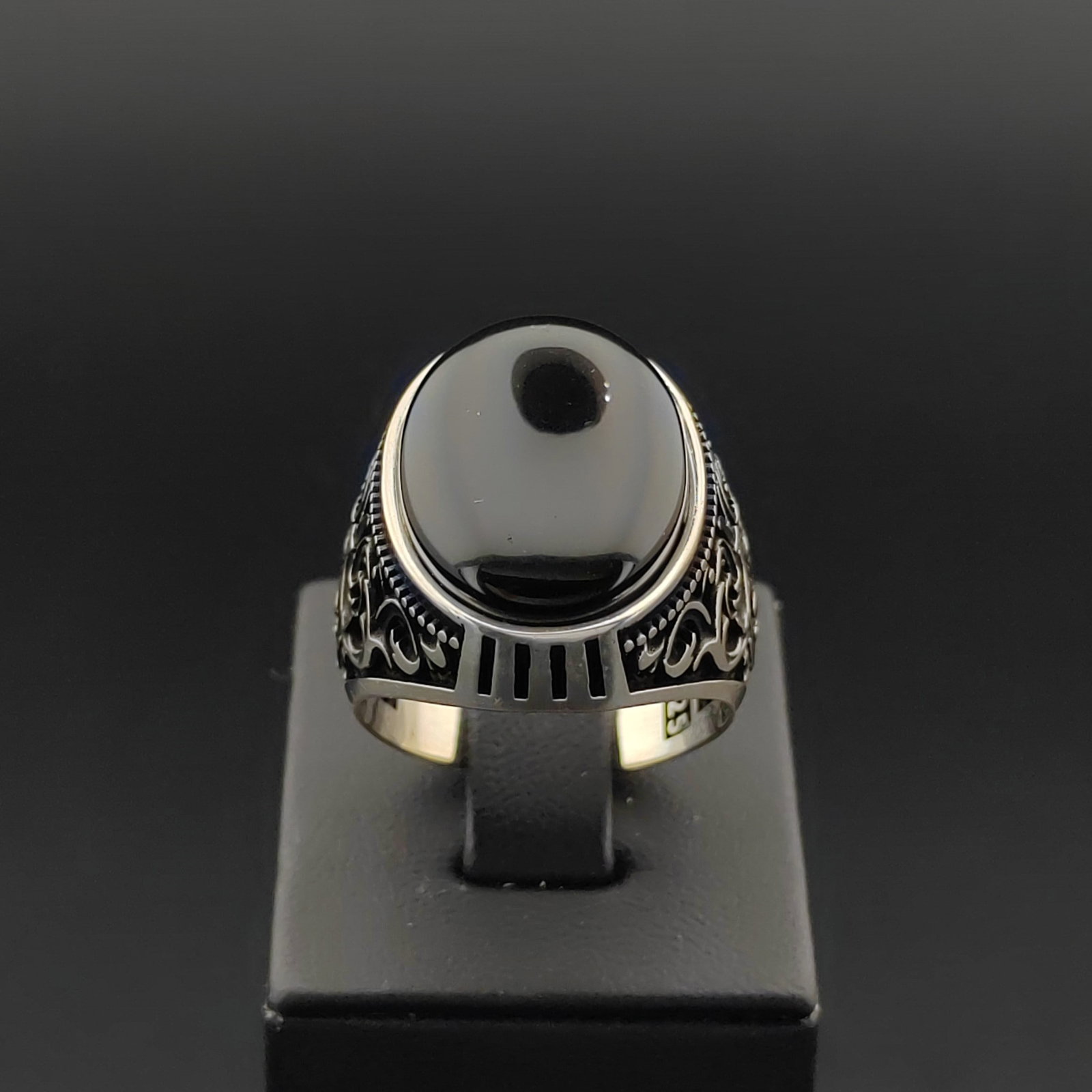 925 Silver Men's Ring with Black Onyx: Title: 925 Silver Men's Ring with Black Onyx Description: 925 Silver Men's Ring with Black Onyx -Condition:New -Total Weight:11.8g -Size: US Size 10.50 (20.25mm) With Gift Box Express Shipping.Carrier