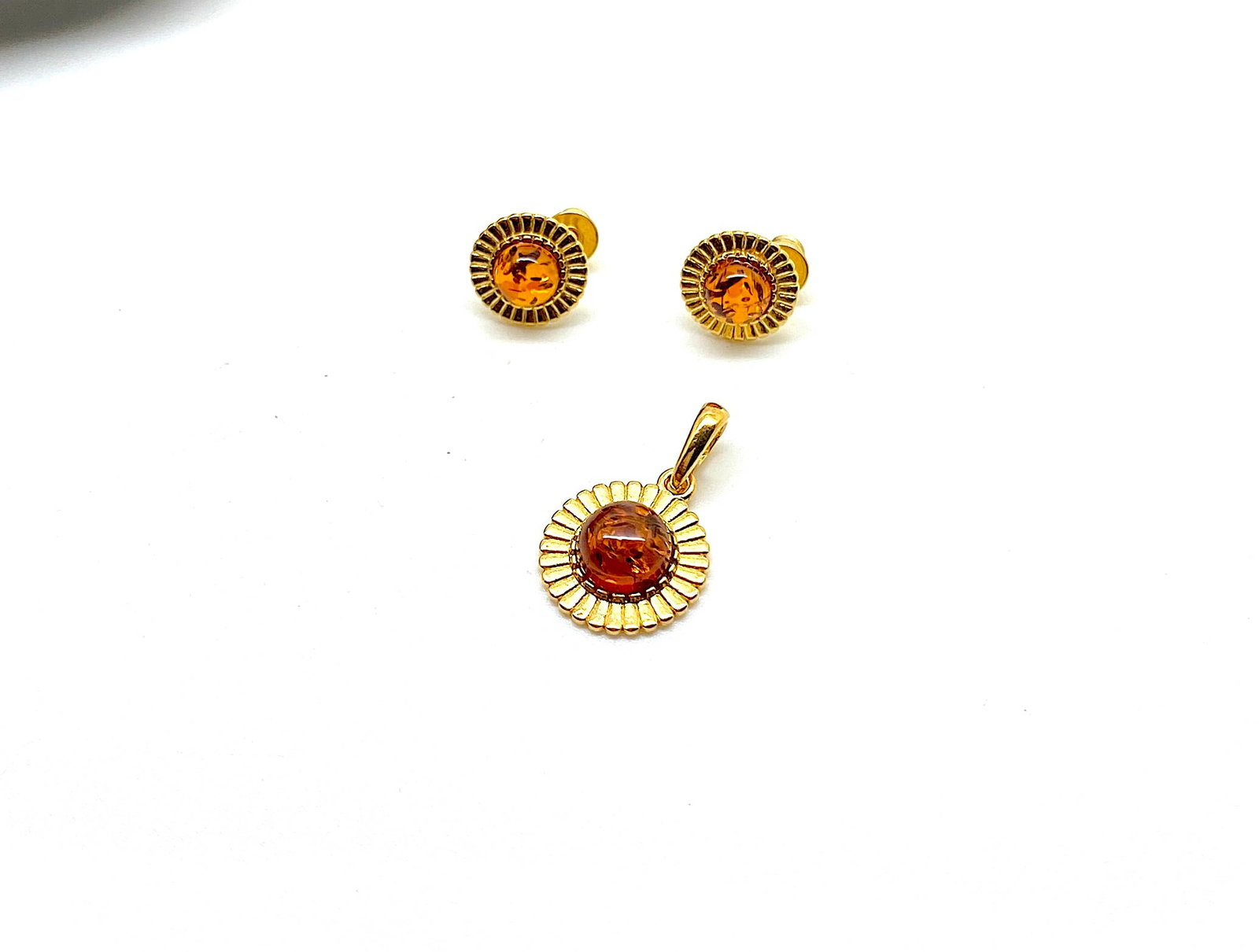 Phenomenal Amber Earrings and Pendant set: Title:Phenomenal Amber Earrings and Pendant set Metal:925 Silver-Gold Plated Gemstone:Amber Weight:4.04 g Size:Size: 14.4 x 14.4 x 5.8 mm Size: 0.567 x 0.567 x 0.228 inches Made of: (Reconstituted Amb