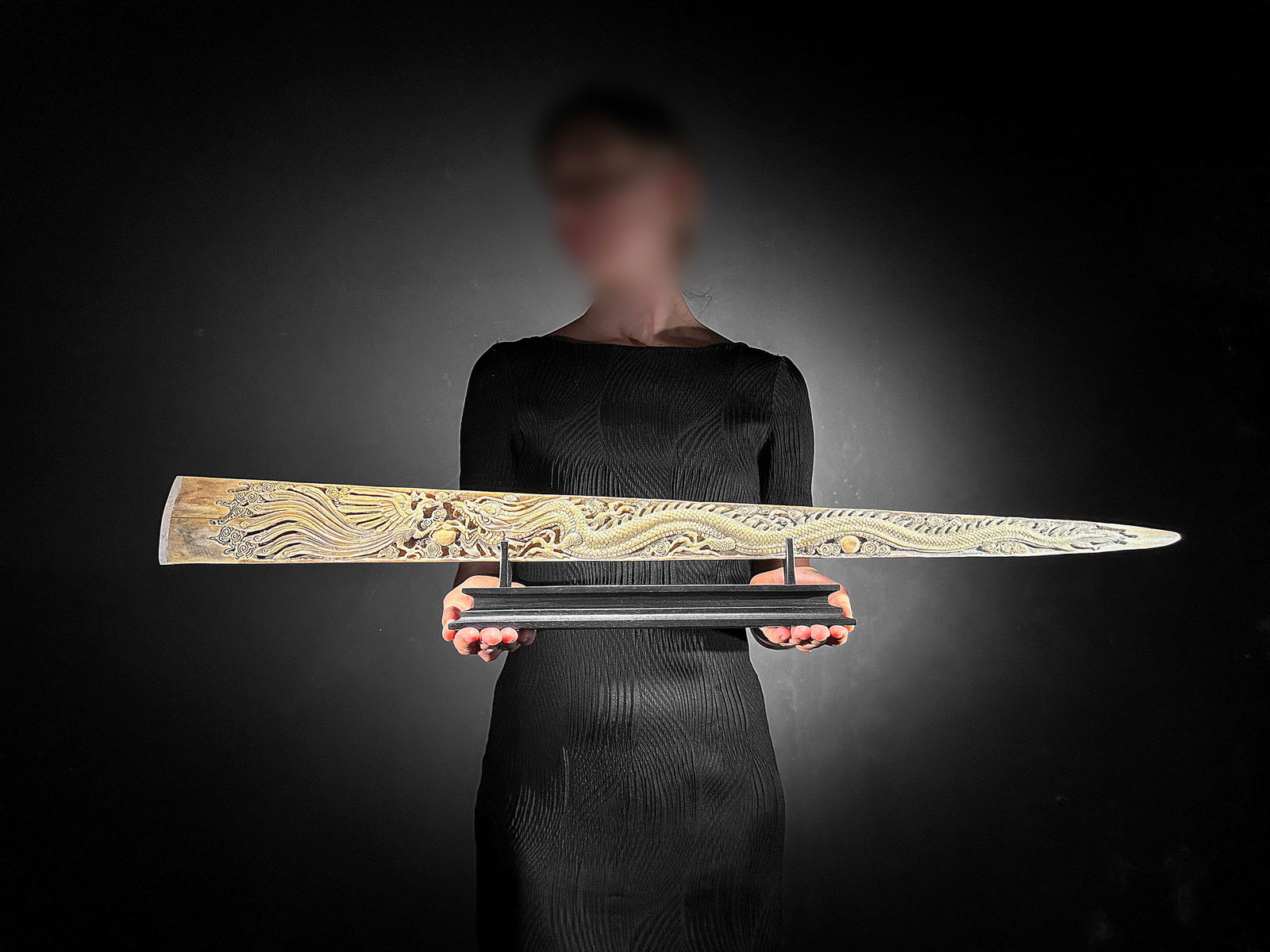 Stunning engraved swordfish rostrum - Dragon Phoenix motif: Title: Stunning engraved swordfish rostrum - Dragon Phoenix motif Maker:Unknown Origin: Indonesia Date/Period:2024 Materials:Xiphias Gladius, Bone, Wood Dimensions:Length: 88 cm / 34.6 inches Descript