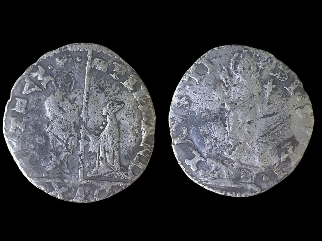 Venice. Doge Andrea Gritti (1520-1532). AR 4 soldi: Venice. Doge Andrea Gritti (1520-1532). AR 4 soldi . Doge kneeling l. to receive banner from St. Mark standing r./ Nimbate Christ standing facing, making benediction and holding globus cruciger. Pierc