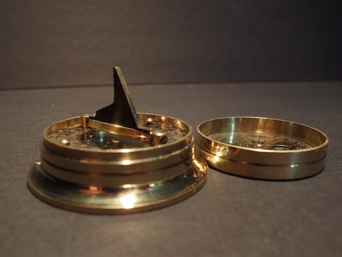 Brass Wing Sundial w Lid Pocket Watch Compass (1 of 7)