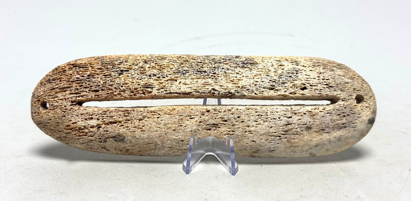 Eskimo Snow goggles - Bone - INUIT - Alaska: Authentic primitive Inuit Eskimo snow goggles from Alaska, worn to prevent snow blindness. Contemporary example in good, used condition. Rare. Dim: 16,5 x 5 x 1,5 cm. Stand included. Made of animal bo