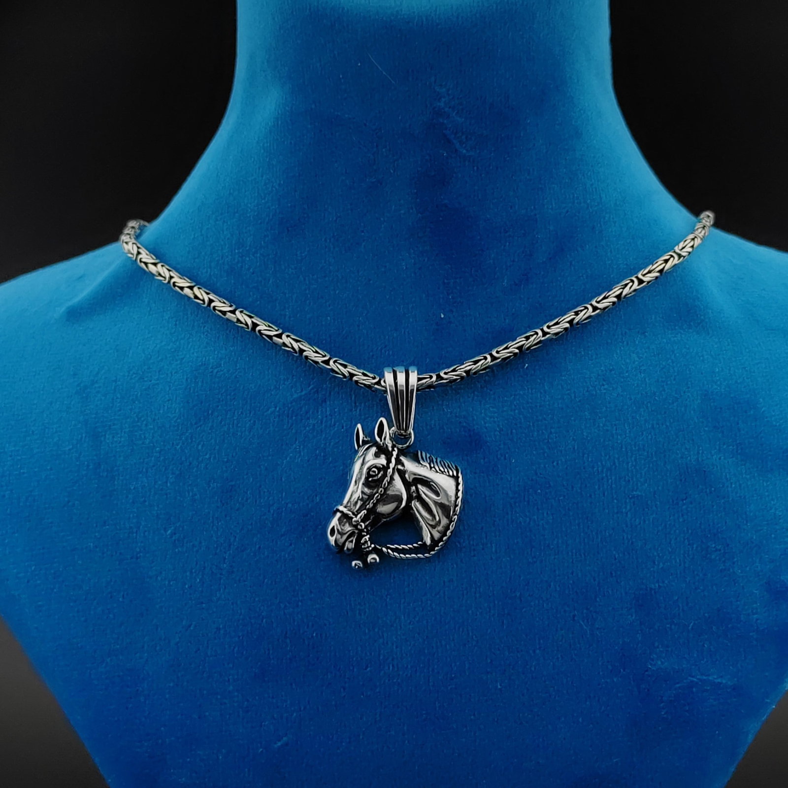 925 Silver Chain with Horse Pendant: Description: 925 Silver Chain with Horse Pendant -Total Weight:22g Chain Size: 23.62 in(60cm). Pendant Size:0.78x1.14 in (20x29mm) (Bail included). With Gift Box Express Shipping.Carrier:DHL Express C