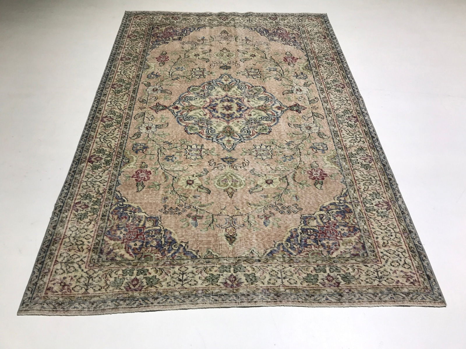 6.3x8.9 Ft, PERSIAN ANTIQUE RUG: Title: 6.3x8.9 Ft, PERSIAN ANTIQUE RUGOridign: Turkey Date/Period: 1960 - 1970 Materials: Wool And Cotton Size: Width: 6.3 feet Length: 8.9 feet Provenance: This Turkish one-of-a-kind Vintage Turkish