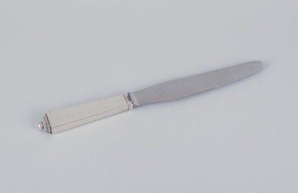 Georg Jensen Pyramide. Art Deco dinner knife with a long handle, stainless steel blade, and serrated