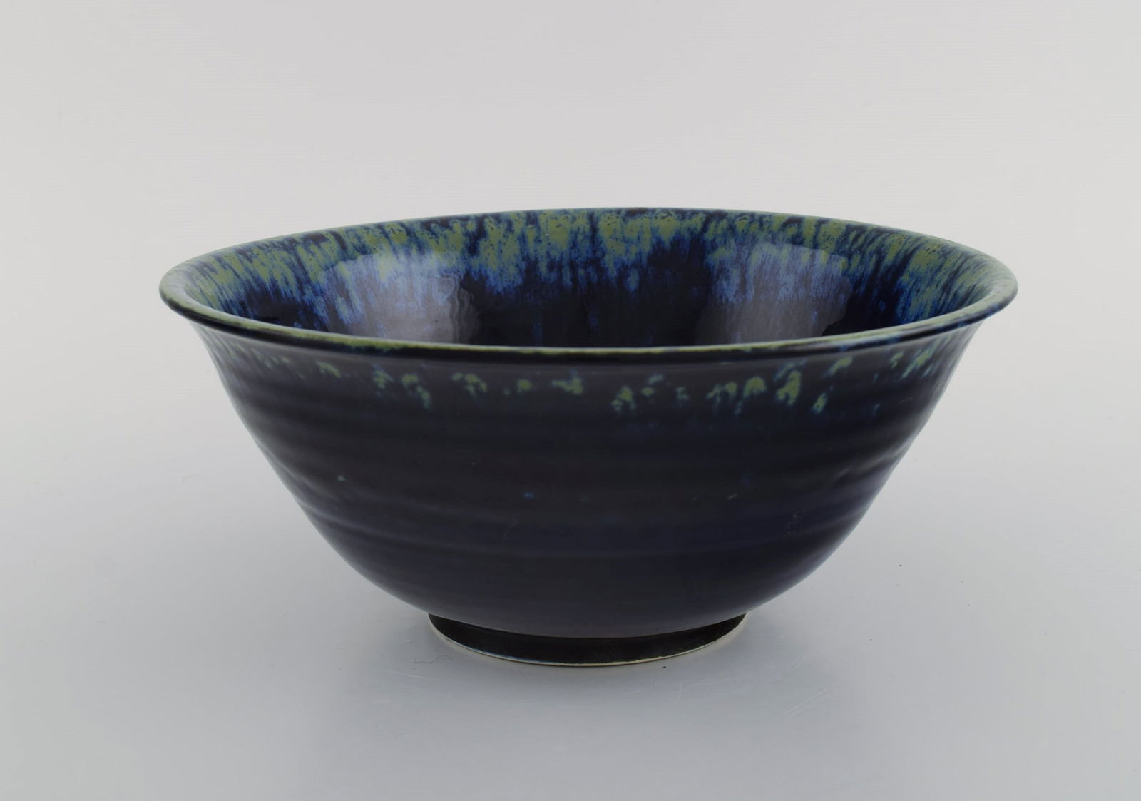Carl Harry Stålhane (1920-1990) for Designhuset. Bowl in glazed ceramics. Beautiful glaze in: Carl Harry Stålhane (1920-1990) for Designhuset. Bowl in glazed ceramics. Beautiful glaze in shades of green and blue. Dated 1977. Measures: 23 x 10 cm. In excellent condition. Signed. Reserve: $