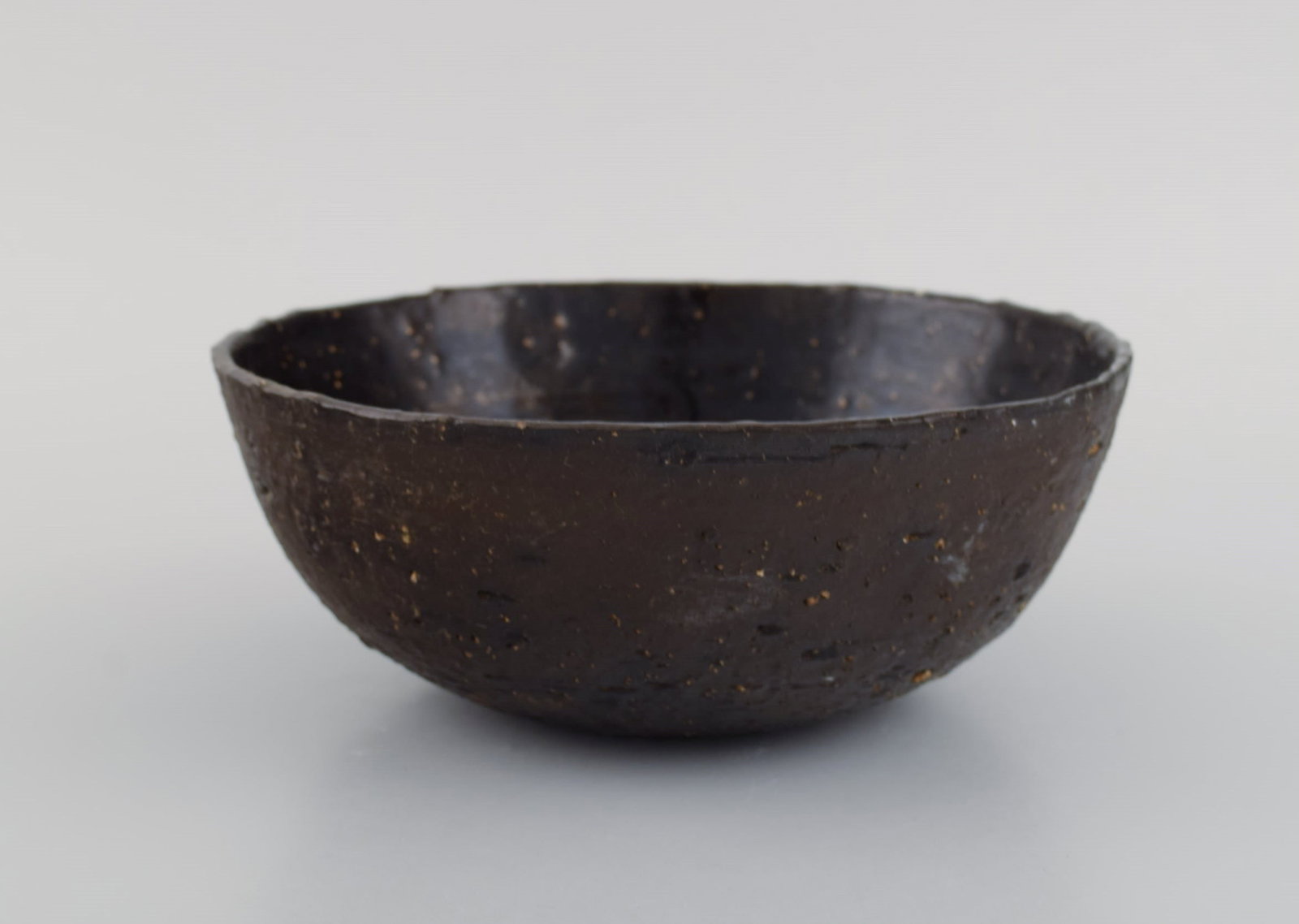 Ole Bjørn Krüger (1922-2007), Danish sculptor and ceramicist. Unique bowl in glazed: Ole Bjørn Krüger (1922-2007), Danish sculptor and ceramicist. Unique bowl in glazed stoneware. 1960s / 70s. Measures: 19.5 x 8 cm. In excellent condition. Provenance: The estate of sculptor