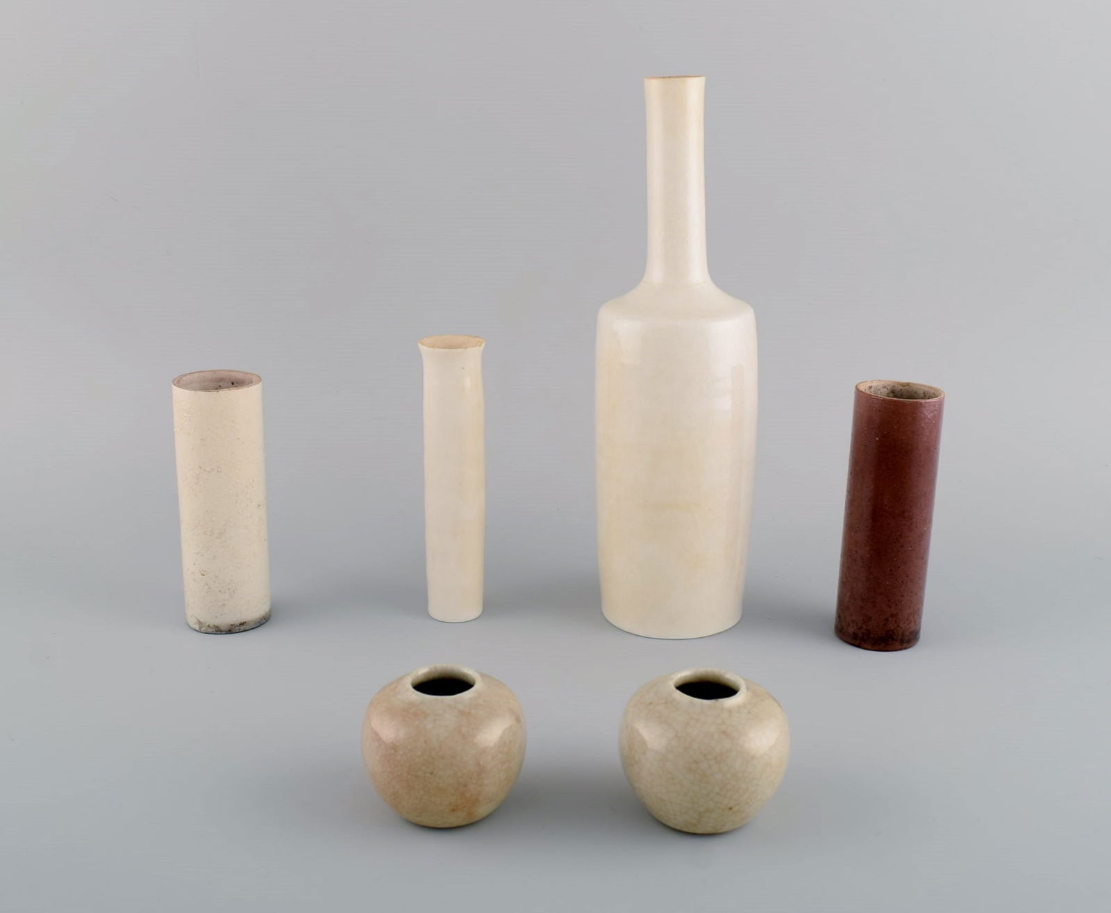 British studio ceramist. Six vases in glazed ceramics. 1980s. (1 of 6)