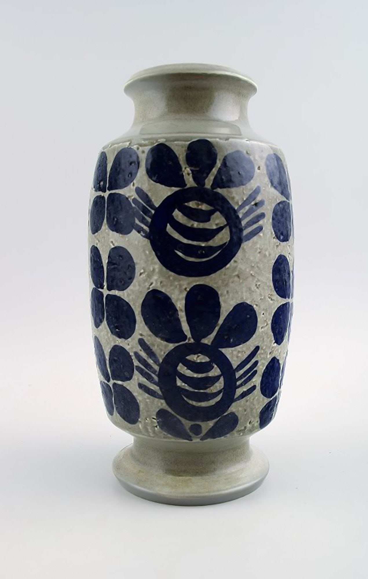 Göran Andersson, Upsala-Ekeby. Ceramic Vase, dark blue decoration on gray base.: Göran Andersson, Upsala-Ekeby. Ceramic Vase, dark blue decoration on gray base. Marked. In perfect condition. Measures 22 cm. Reserve: $189.00 Shipping: Domestic: Shipping rates are determined by