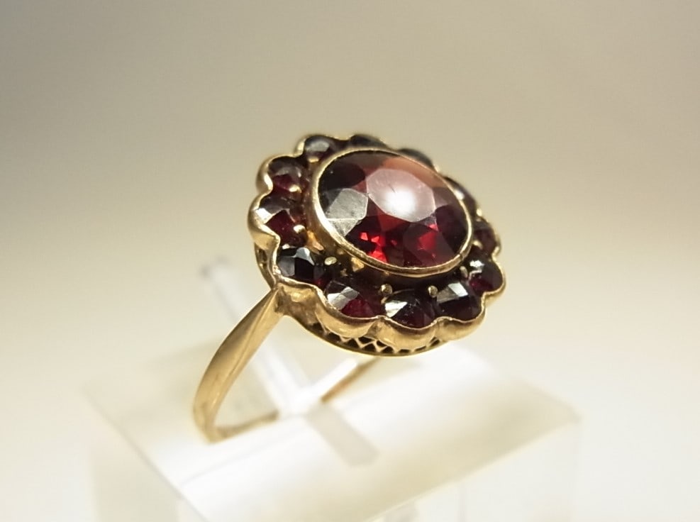 ANTIQUE GOLDEN GARNET RING: Title:ANTIQUE GOLDEN GARNET RING Brand:CO Metal Purity:Yellow gold 8 K=333 YG Gemstone: garnet Size/Dimensions:Total weight 2,5 gram, Ring size 7 1/4, ring head ? 15,7mm, Additional Info:The ring is s