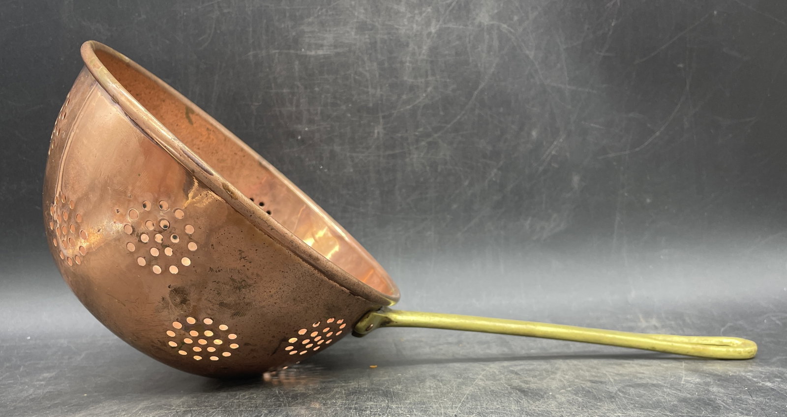 VINTAGE FRENCH COPPER COLANDER WITH LONG BRASS HANDLE (1 of 6)