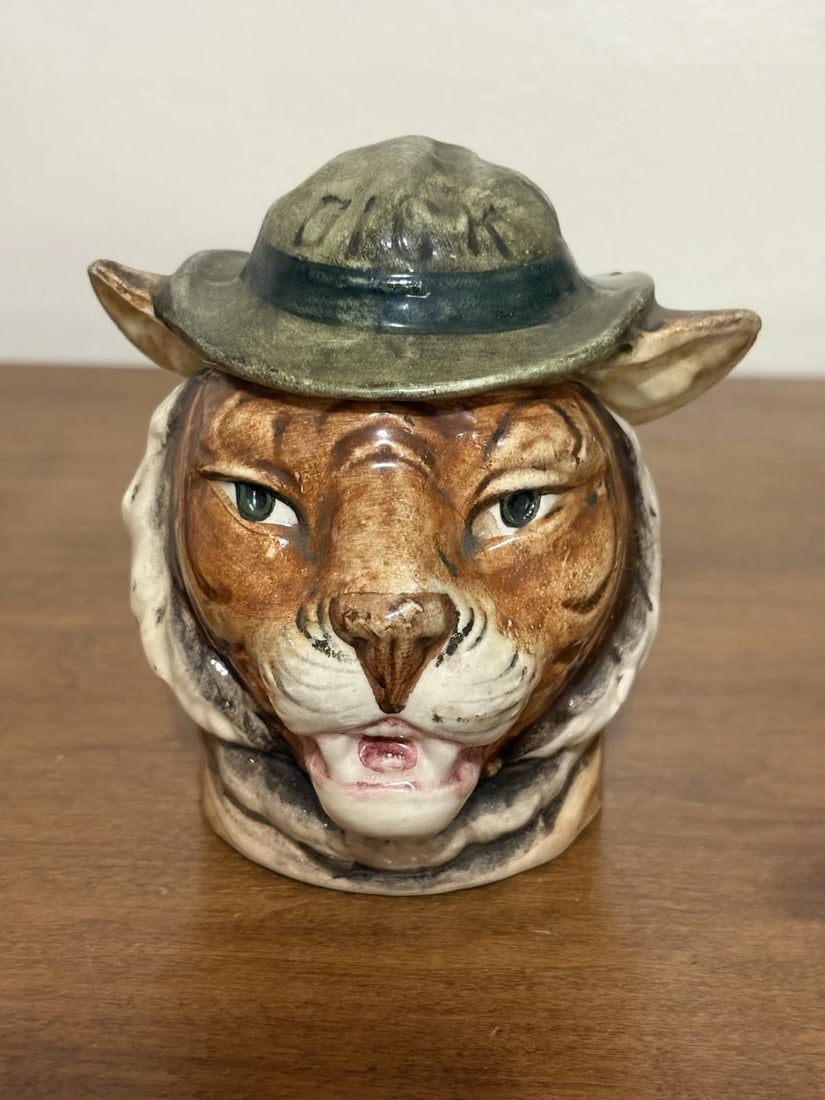 Majolica Tiger Humidor: It 4 1/2” x 4 1/2” and is marked. It has two shallow chips on the lid. Otherwise it has no other issues Shipping: Domestic: Flat-rate of $15.00 to anywhere within the contiguous U.S. Inter